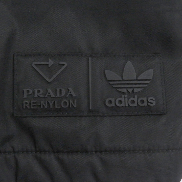 纯正的 PRADA adidas Benchcoat Re-Nylon 三条纹三角形标志