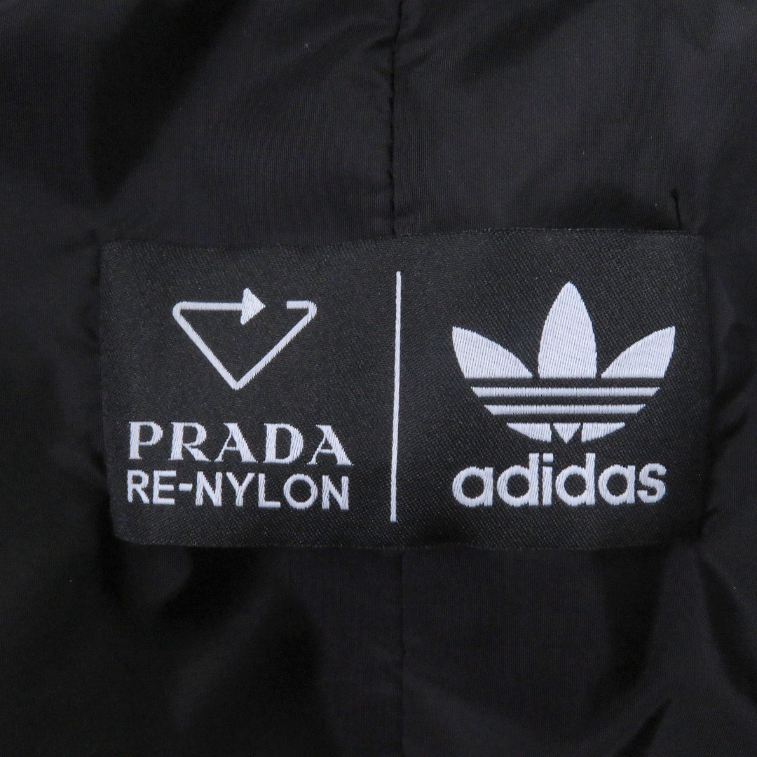 纯正的 PRADA adidas Benchcoat Re-Nylon 三条纹三角形标志