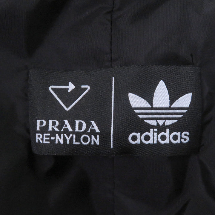 纯正的 PRADA adidas Benchcoat Re-Nylon 三条纹三角形标志
