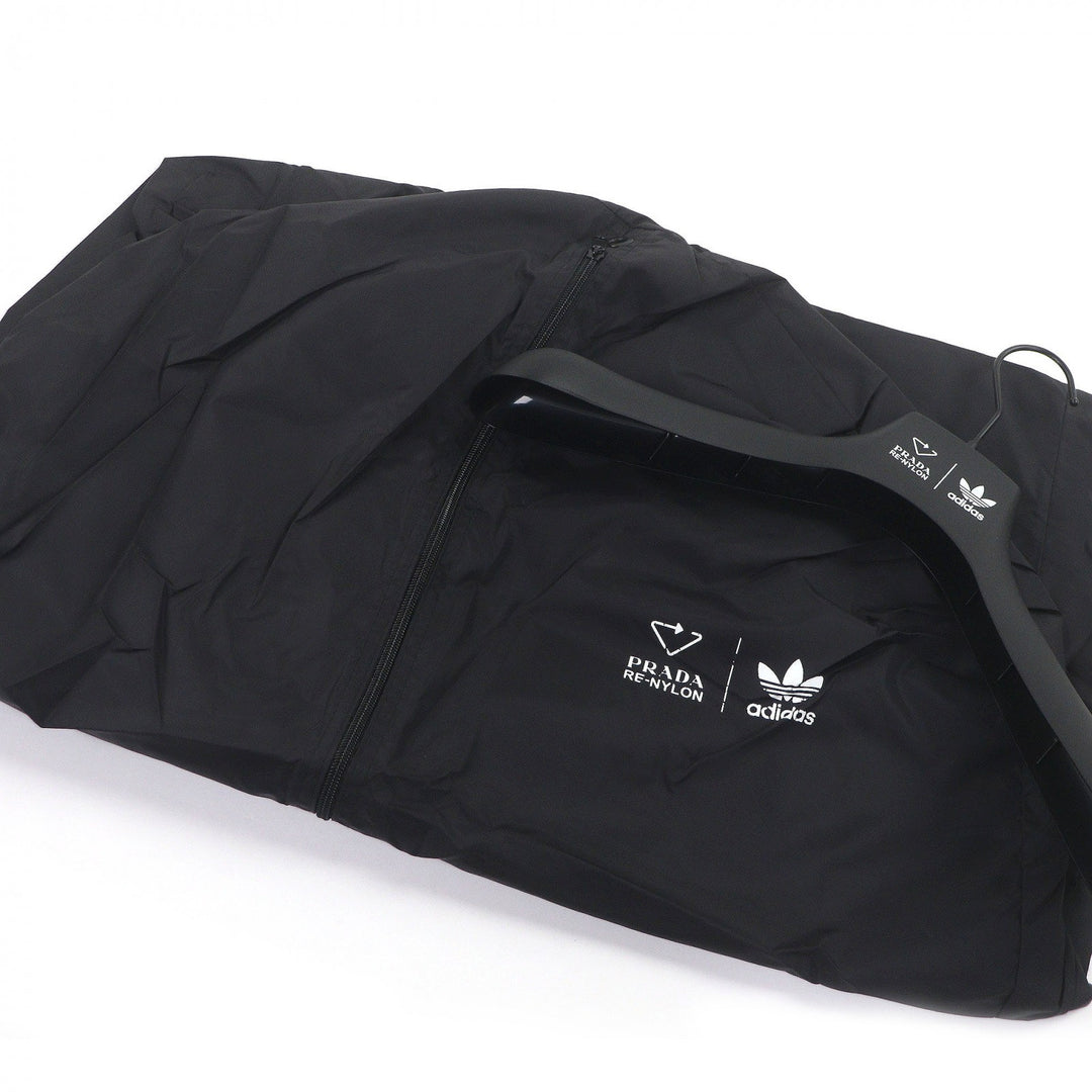 纯正的 PRADA adidas Benchcoat Re-Nylon 三条纹三角形标志