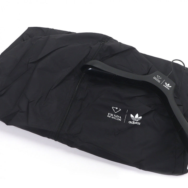 纯正的 PRADA adidas Benchcoat Re-Nylon 三条纹三角形标志