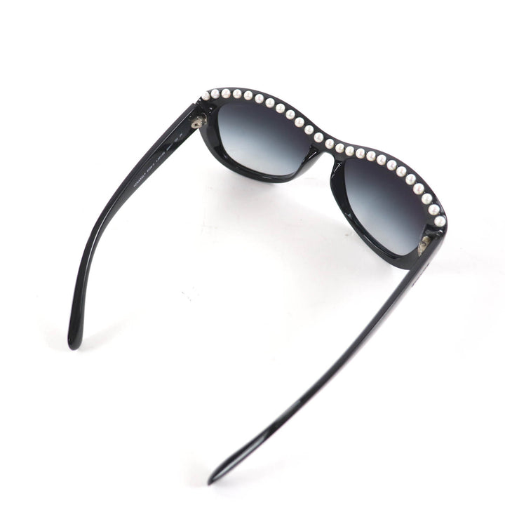Great CHANEL sunglasses Logo with fake pearls black plastic Women 6038-H
