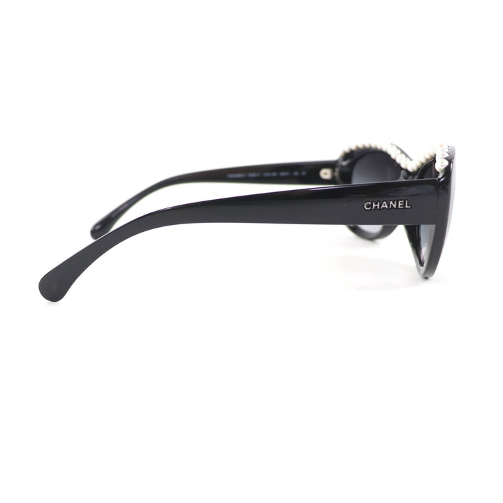 Great CHANEL sunglasses Logo with fake pearls black plastic Women 6038-H