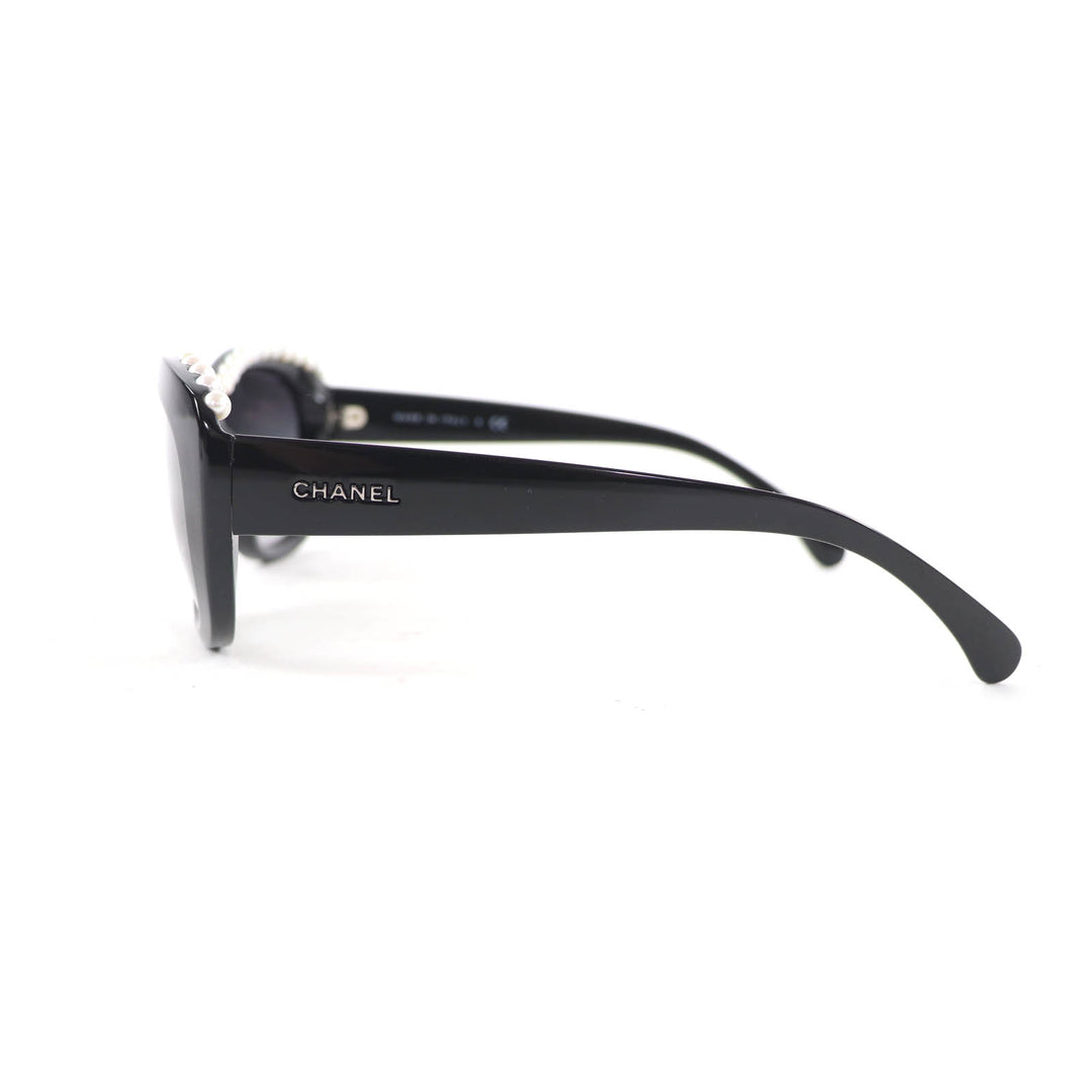 Great CHANEL sunglasses Logo with fake pearls black plastic Women 6038-H