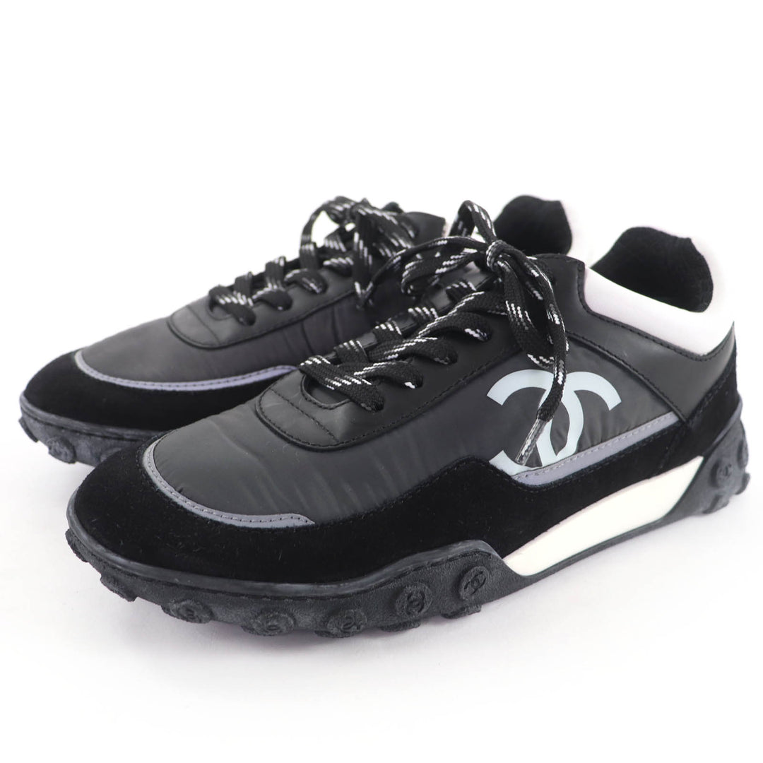 Pristine CHANEL Low cut sneakers Logo design black leather 36 G34086