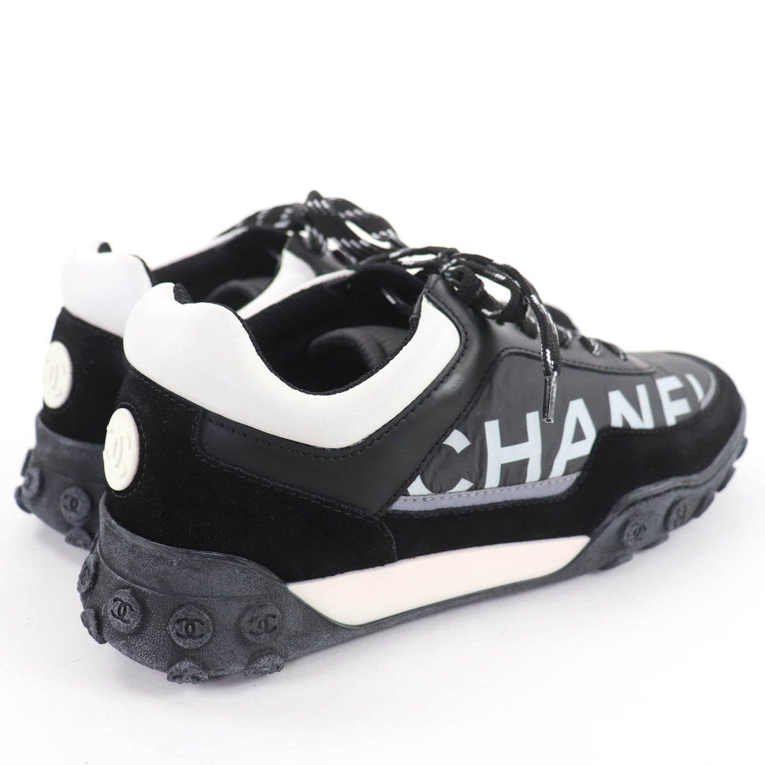 Pristine CHANEL Low cut sneakers Logo design black leather 36 G34086