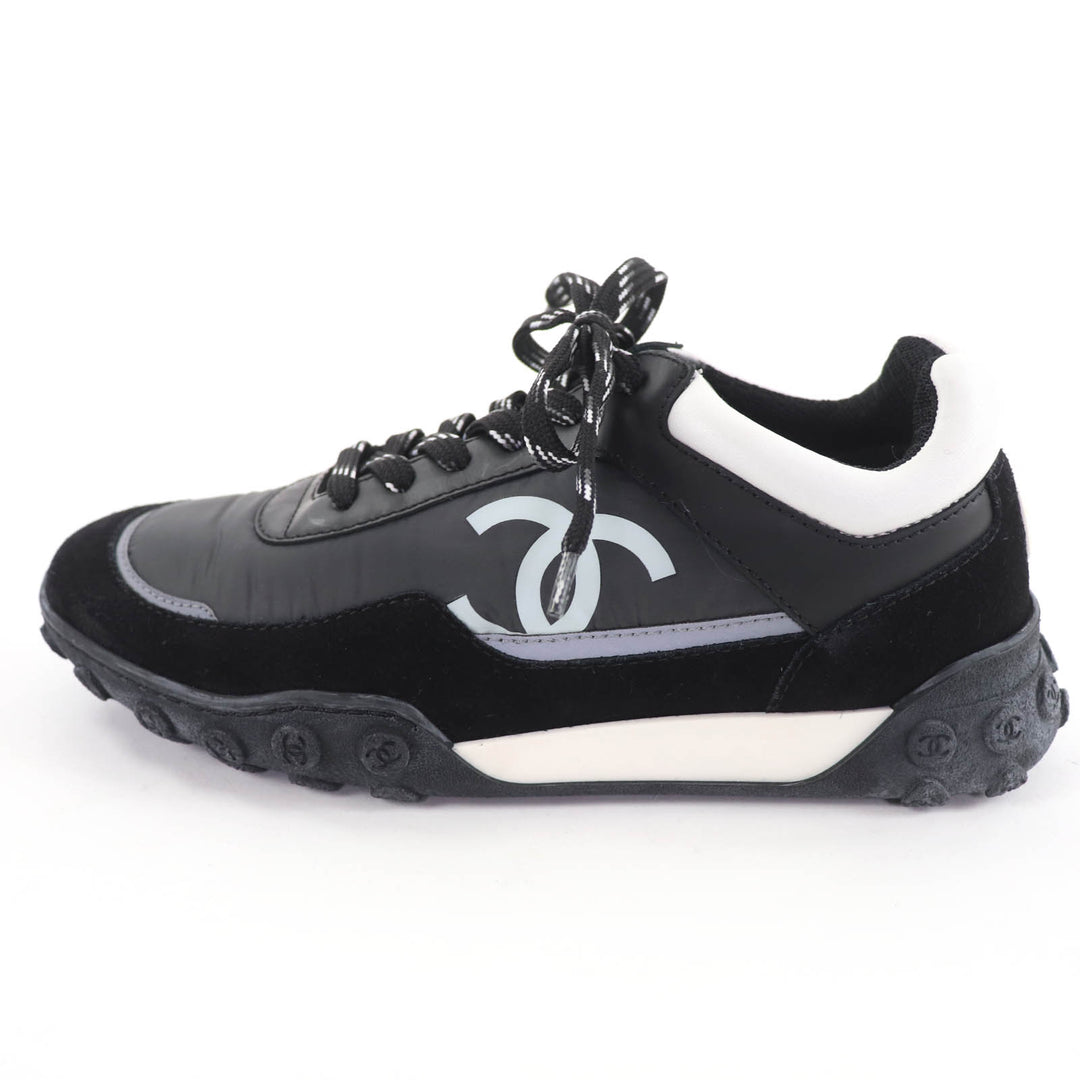 Pristine CHANEL Low cut sneakers Logo design black leather 36 G34086