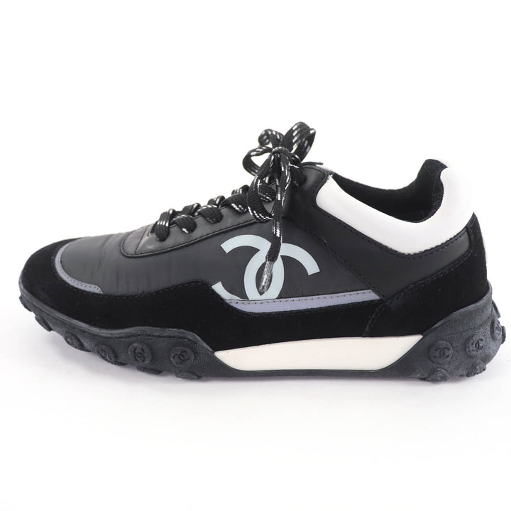 Pristine CHANEL Low cut sneakers Logo design black leather 36 G34086