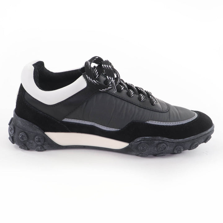 Pristine CHANEL Low cut sneakers Logo design black leather 36 G34086