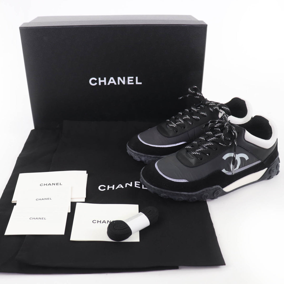 Pristine CHANEL Low cut sneakers Logo design black leather 36 G34086