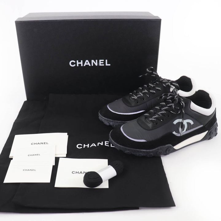 Pristine CHANEL Low cut sneakers Logo design black leather 36 G34086