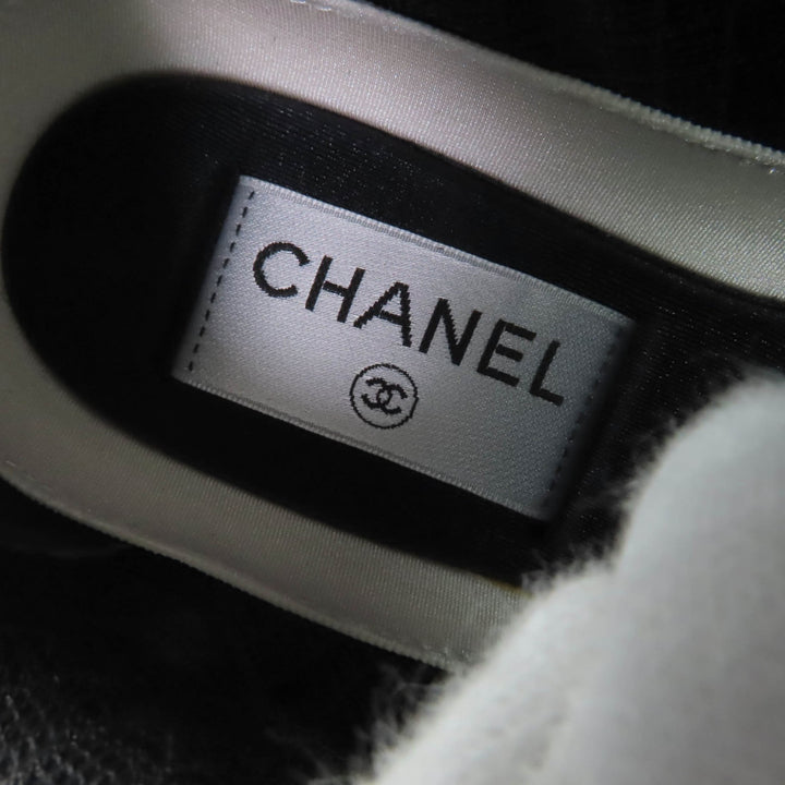 Pristine CHANEL Low cut sneakers Logo design black leather 36 G34086