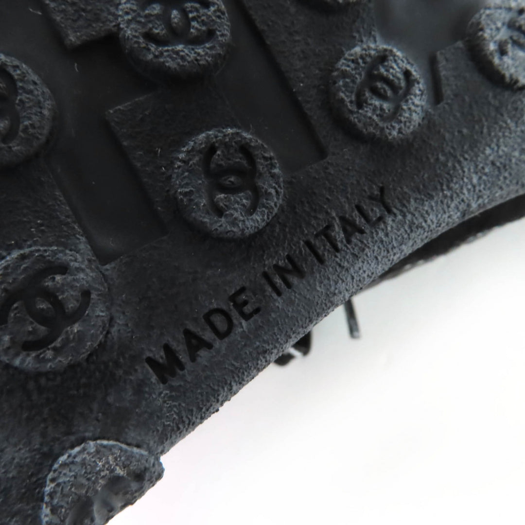 Pristine CHANEL Low cut sneakers Logo design black leather 36 G34086
