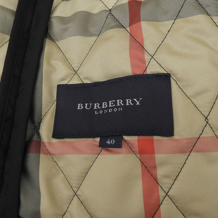 Great Burberrys coat Logo buttons, stand collar, Nova check pattern, quilted.