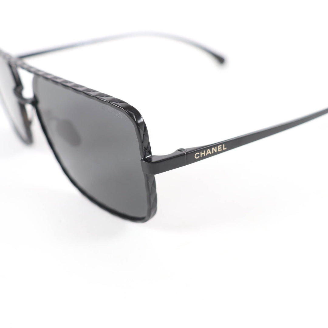 Pristine CHANEL Pilot Sunglasses Logo Matelassé Double Bridge black Women 4294