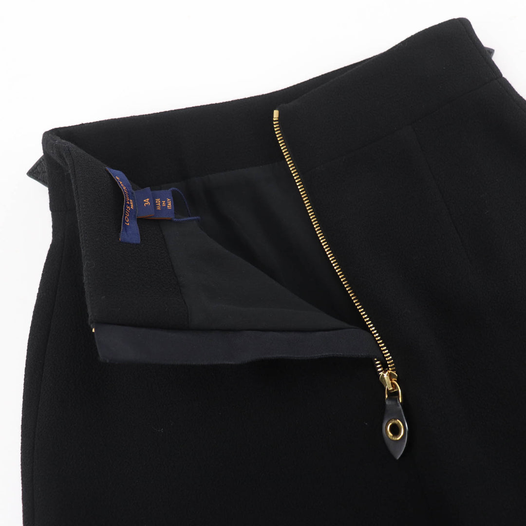 Pristine LOUIS VUITTON Mini skirt Leather belt with scalloped detail black 34