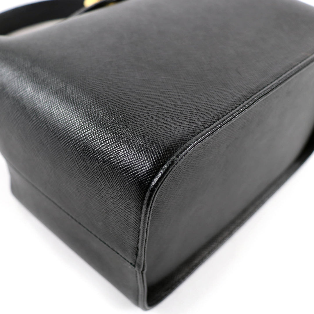 Great GIVENCHY Handbag Turnlock Leather Vanity Bag black leather Women