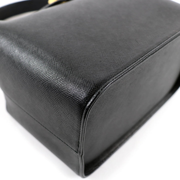 Great GIVENCHY Handbag Turnlock Leather Vanity Bag black leather Women