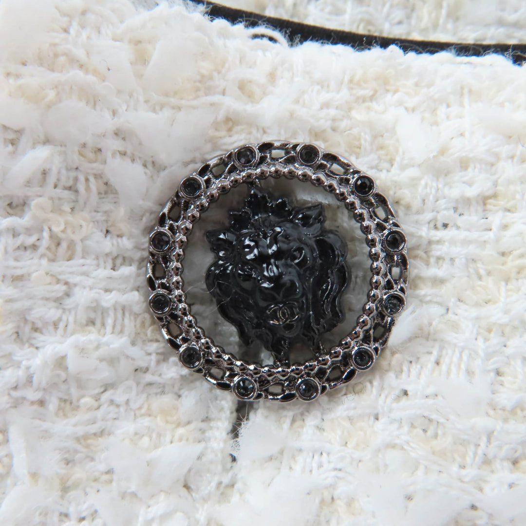Excellent CHANEL Jacket Lion Button Cropped Tweed white 40 22P P72419V63388
