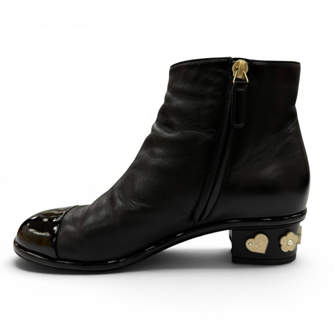 Great CHANEL short boots COCO Mark, faux pearl, gold hardware 37 G33264