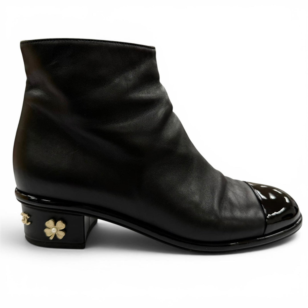 Great CHANEL short boots COCO Mark, faux pearl, gold hardware 37 G33264