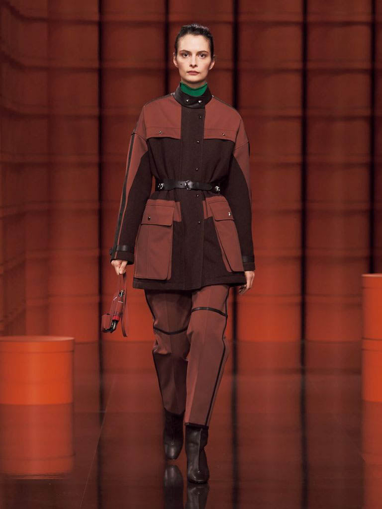 Excellent HERMES coat Runway wear, Medor buttons, belt, panel padding. Brown 38