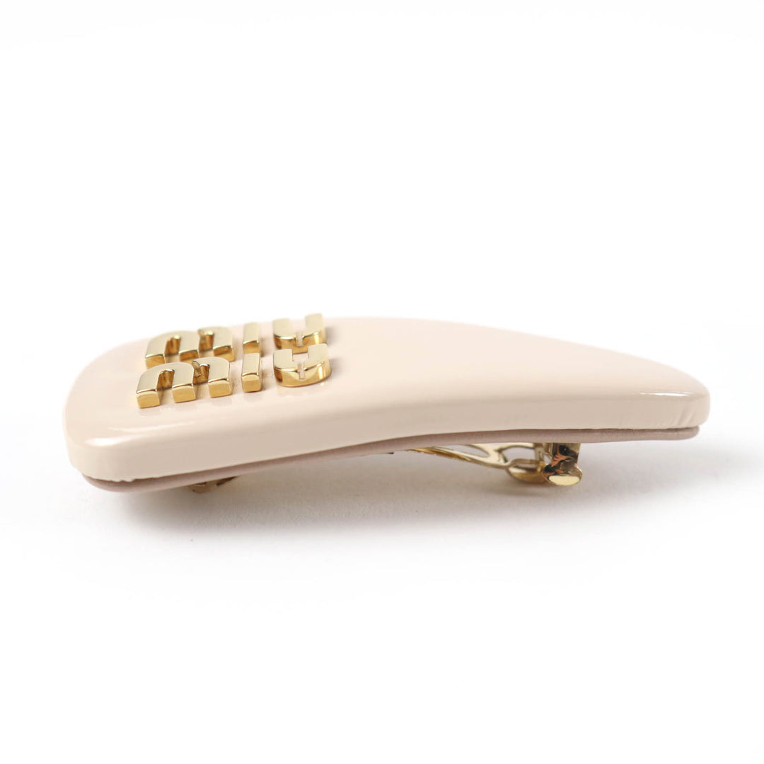 Excellent MIUMIU Valletta patent leather hair clip logo beige Women 5IF092