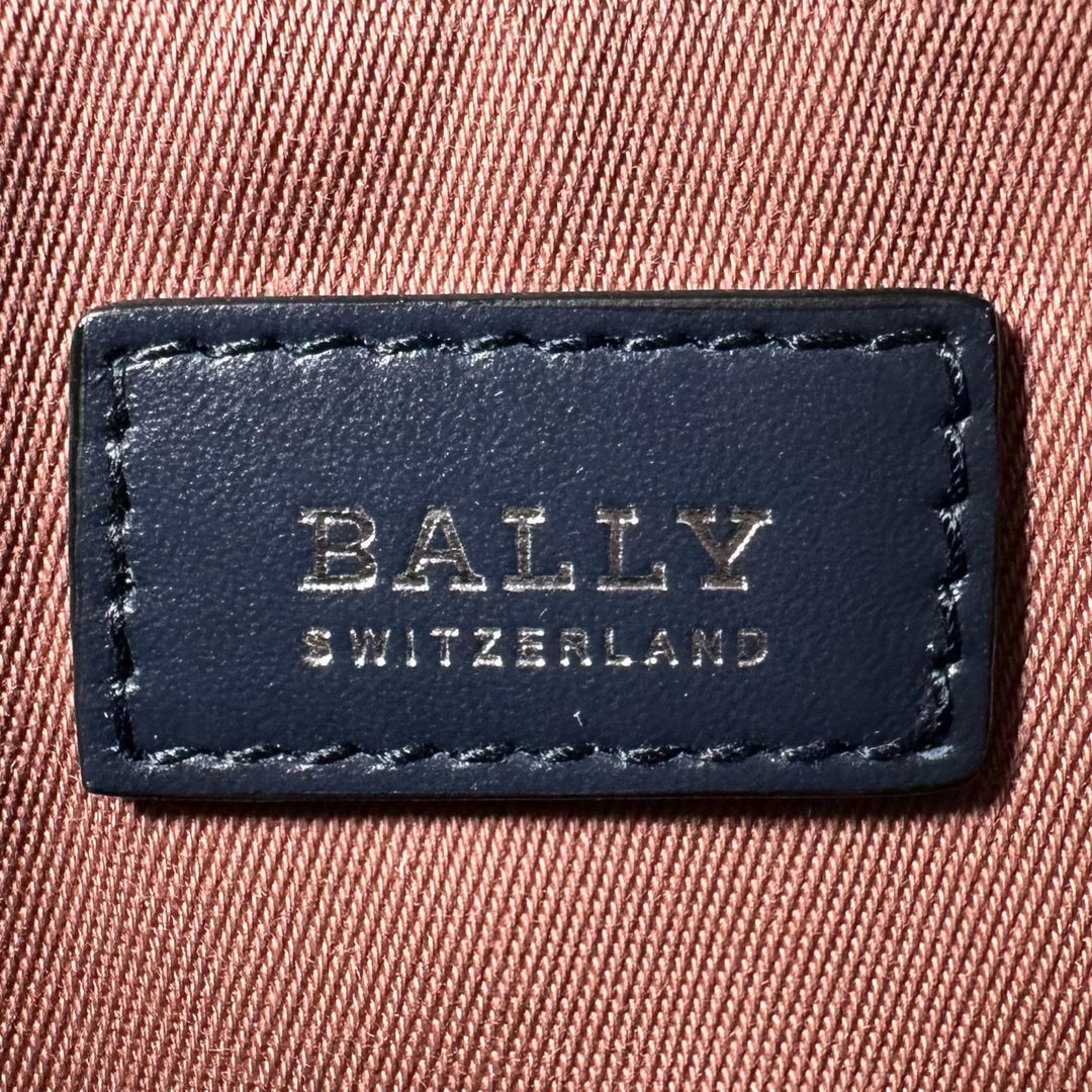 Excellent BALLY Clutch bag LEDDON Comes with a logo metal pouch. Navy leather