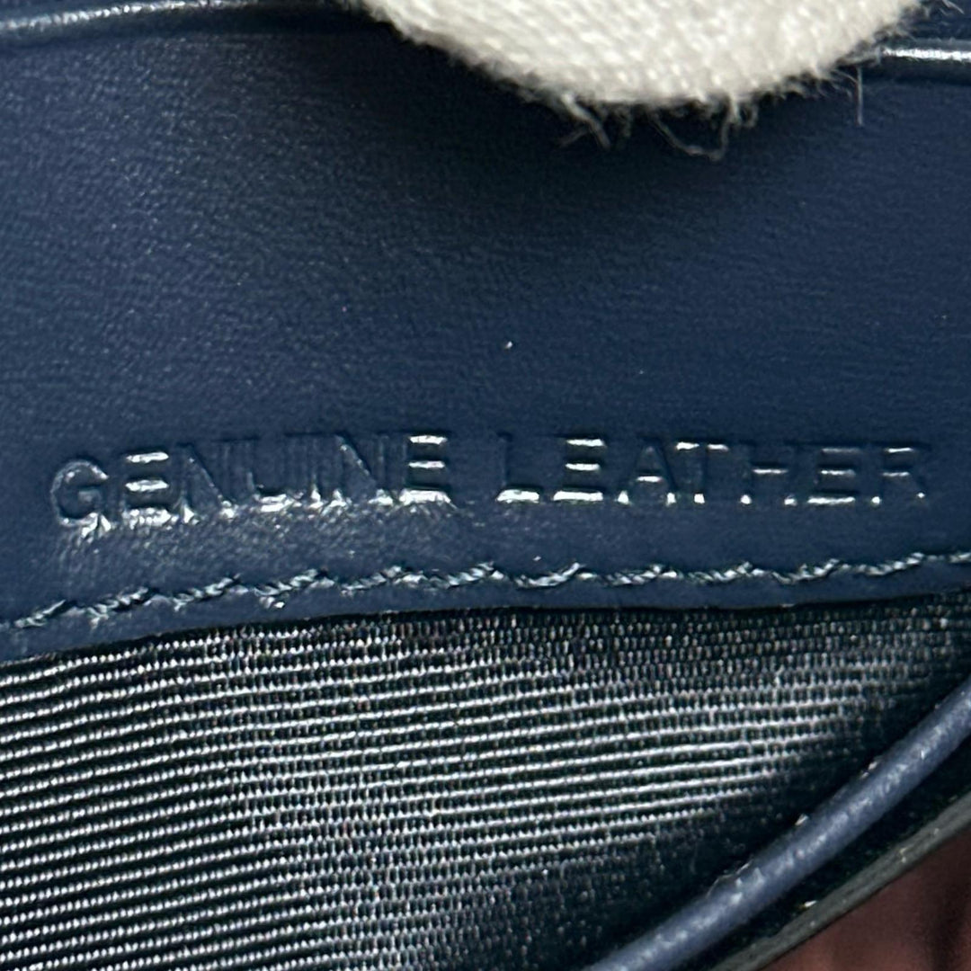 Excellent BALLY Clutch bag LEDDON Comes with a logo metal pouch. Navy leather