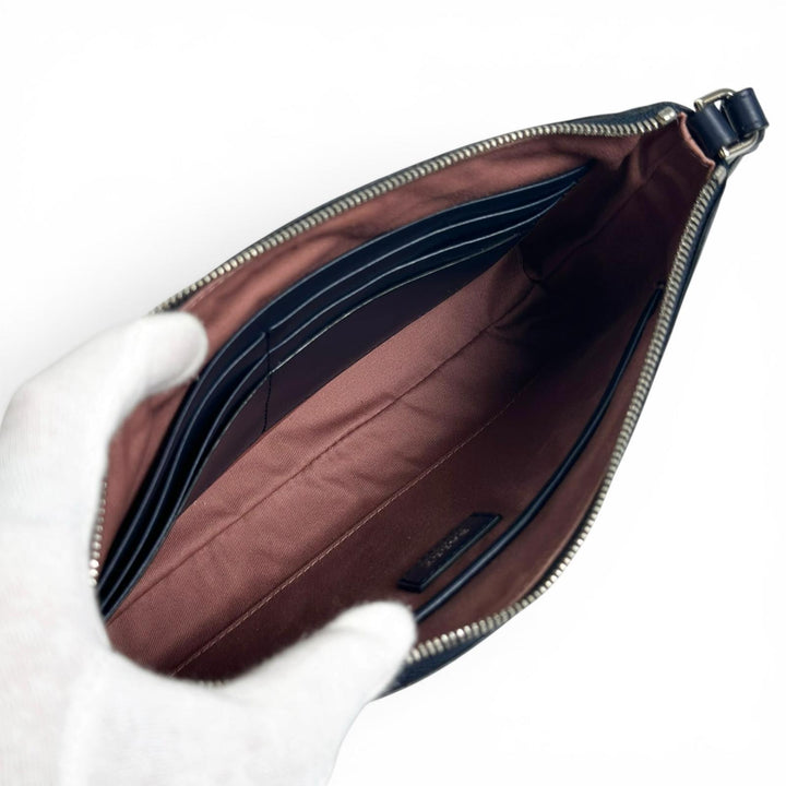 Excellent BALLY Clutch bag LEDDON Comes with a logo metal pouch. Navy leather