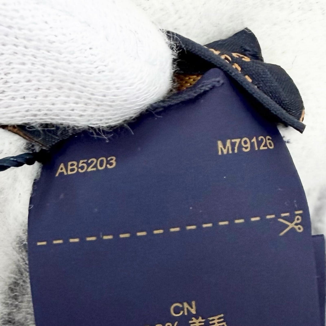 Pristine LOUIS VUITTON Scarf Muffler Monogram Shadow Large format Gris M79126