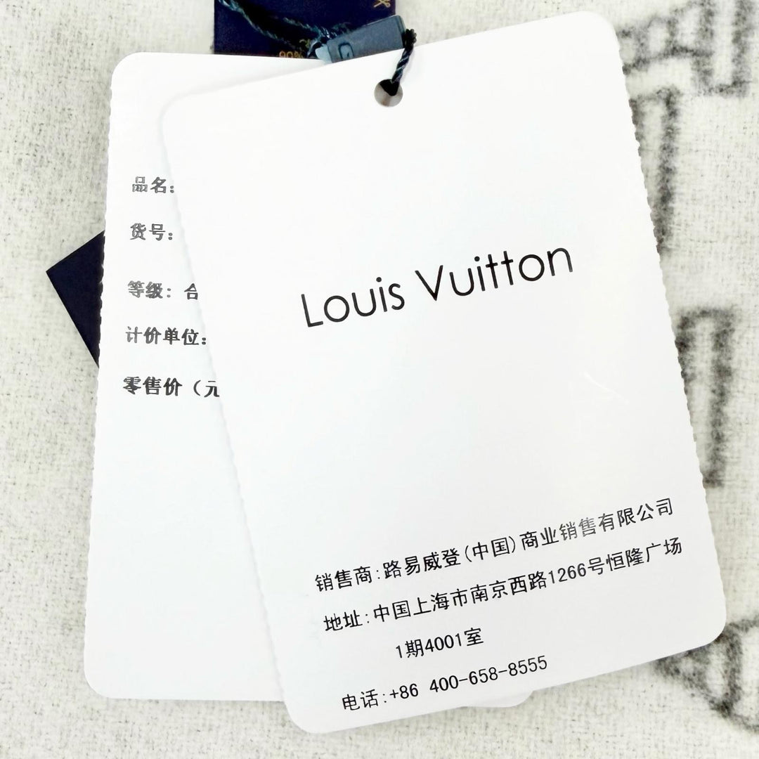 Pristine LOUIS VUITTON Scarf Muffler Monogram Shadow Large format Gris M79126
