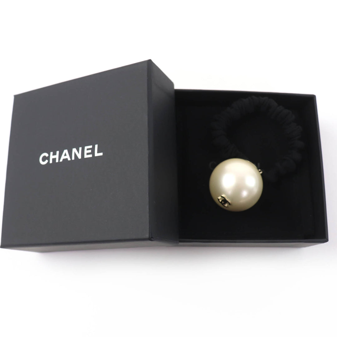 Excellent CHANEL hair accessory COCO Mark Faux Pearl Hair Tie Pearl white F20V