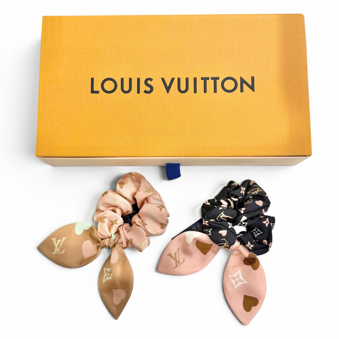 Excellent LOUIS VUITTON Monogram Heart Scrunchie 2-Piece Set pink silk M78431