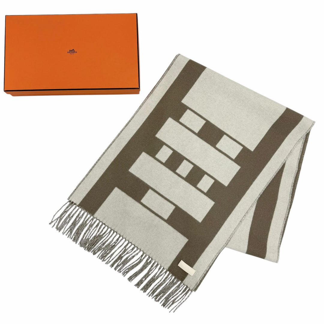 Pristine HERMES Scarf Contest Logo leather tag fringe cashmere Women