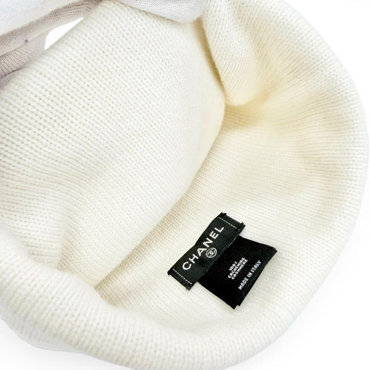 Great CHANEL Knit cap COCO Mark Heart Rhinestone Knit Hat white cashmere Women