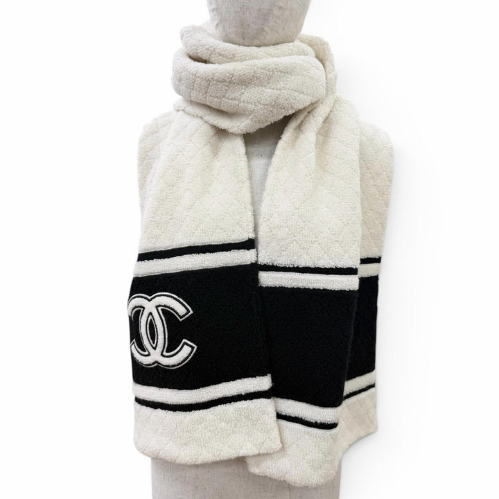 Excellent CHANEL Scarf Matelassé COCO Mark Large Shawl black cashmere Women 19B