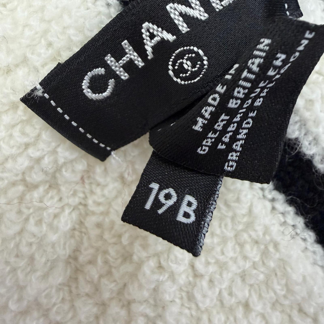 Excellent CHANEL Scarf Matelassé COCO Mark Large Shawl black cashmere Women 19B