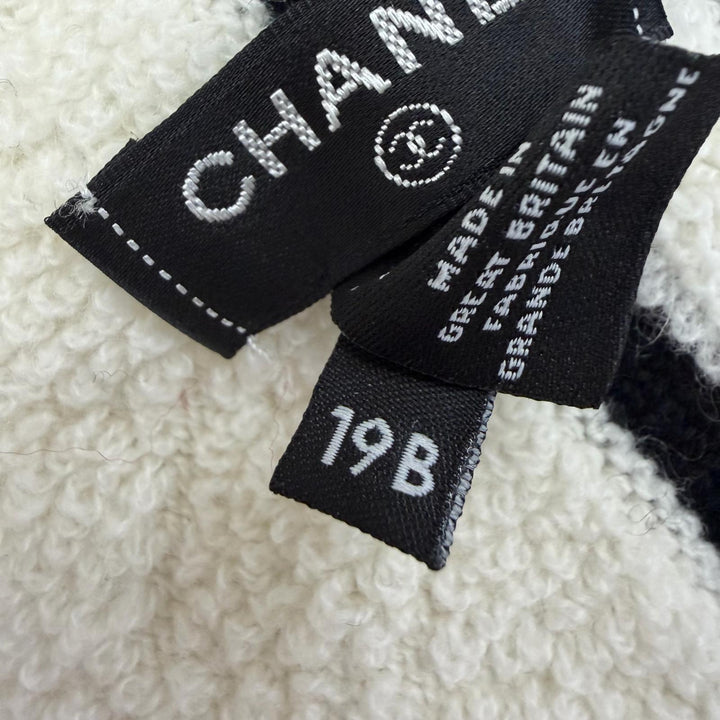 Excellent CHANEL Scarf Matelassé COCO Mark Large Shawl black cashmere Women 19B
