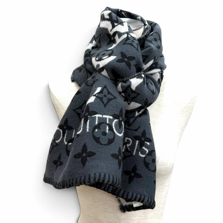 Great LOUIS VUITTON Scarf Echarpe All You Need Monogram gray wool Women M76377
