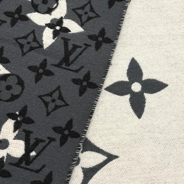 Great LOUIS VUITTON Scarf Echarpe All You Need Monogram gray wool Women M76377