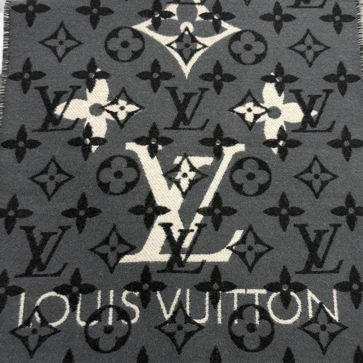Great LOUIS VUITTON Scarf Echarpe All You Need Monogram gray wool Women M76377