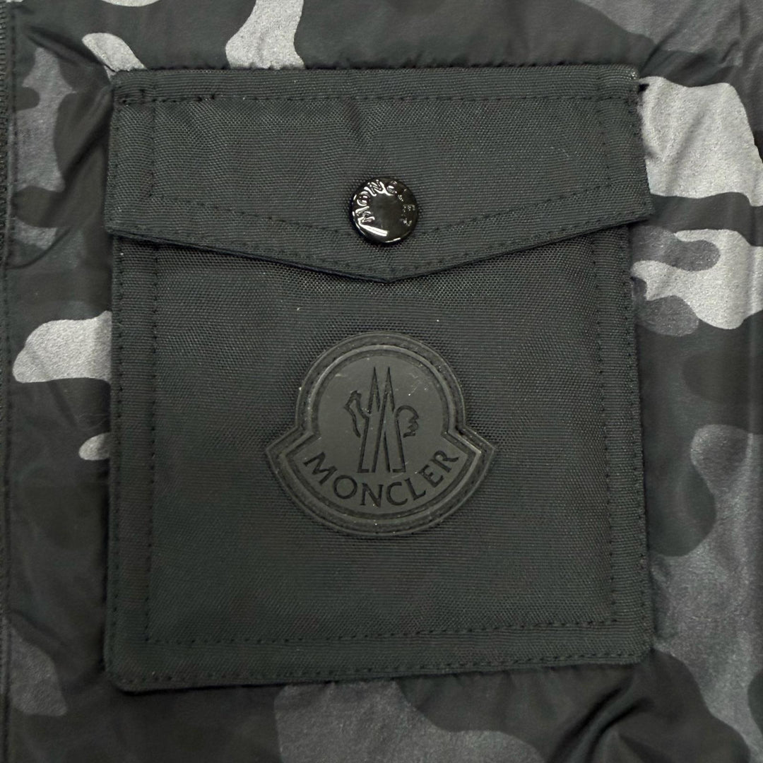 Pristine MONCLER Down vest DRUMS GILET Logo patch, camouflage pattern Kids