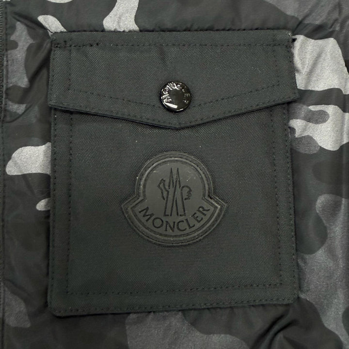 Pristine MONCLER Down vest DRUMS GILET Logo patch, camouflage pattern Kids