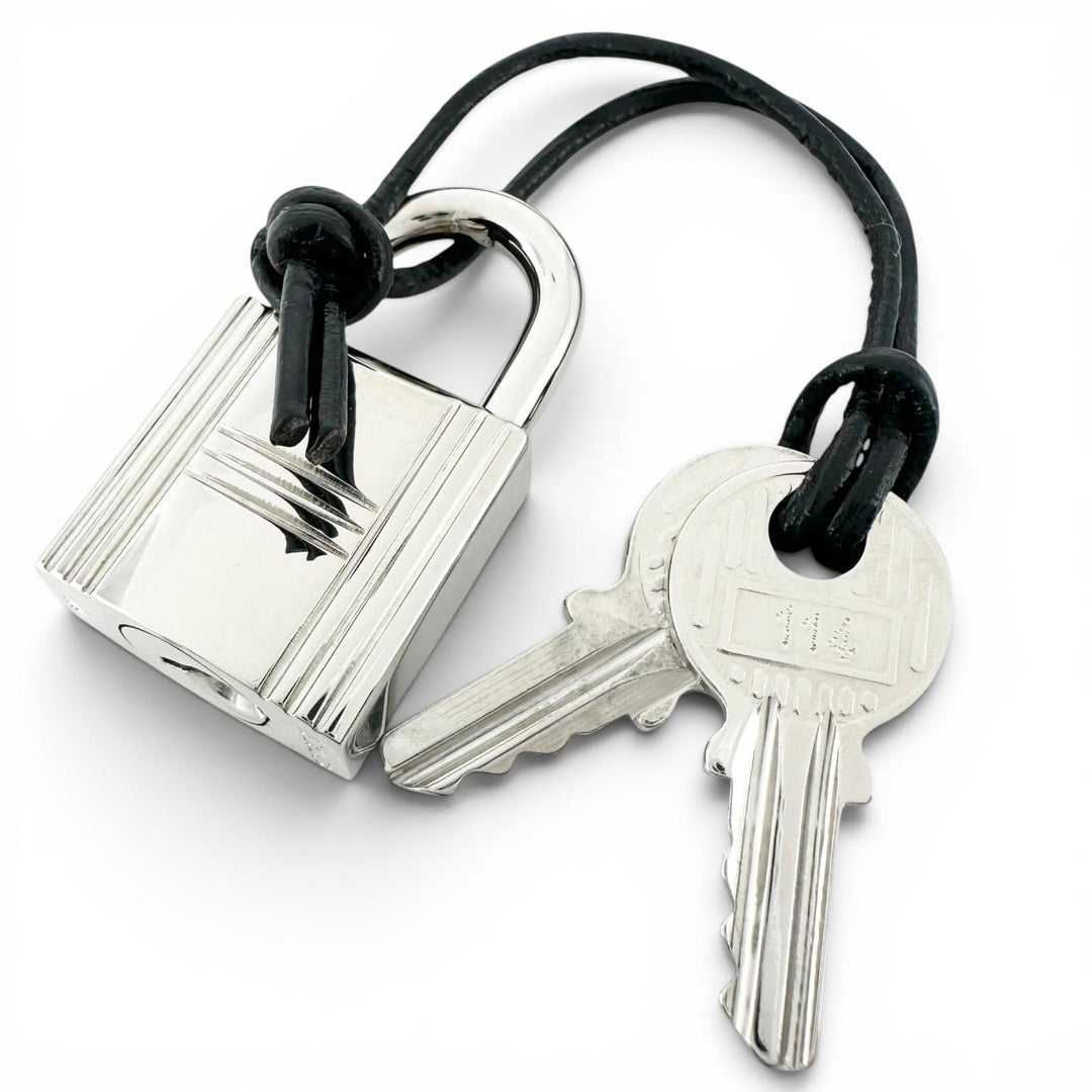 Excellent HERMES Cadena H logo engraved, set of 2 keys, number 114. Silver