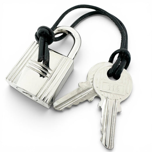 Excellent HERMES Cadena H logo engraved, set of 2 keys, number 114. Silver