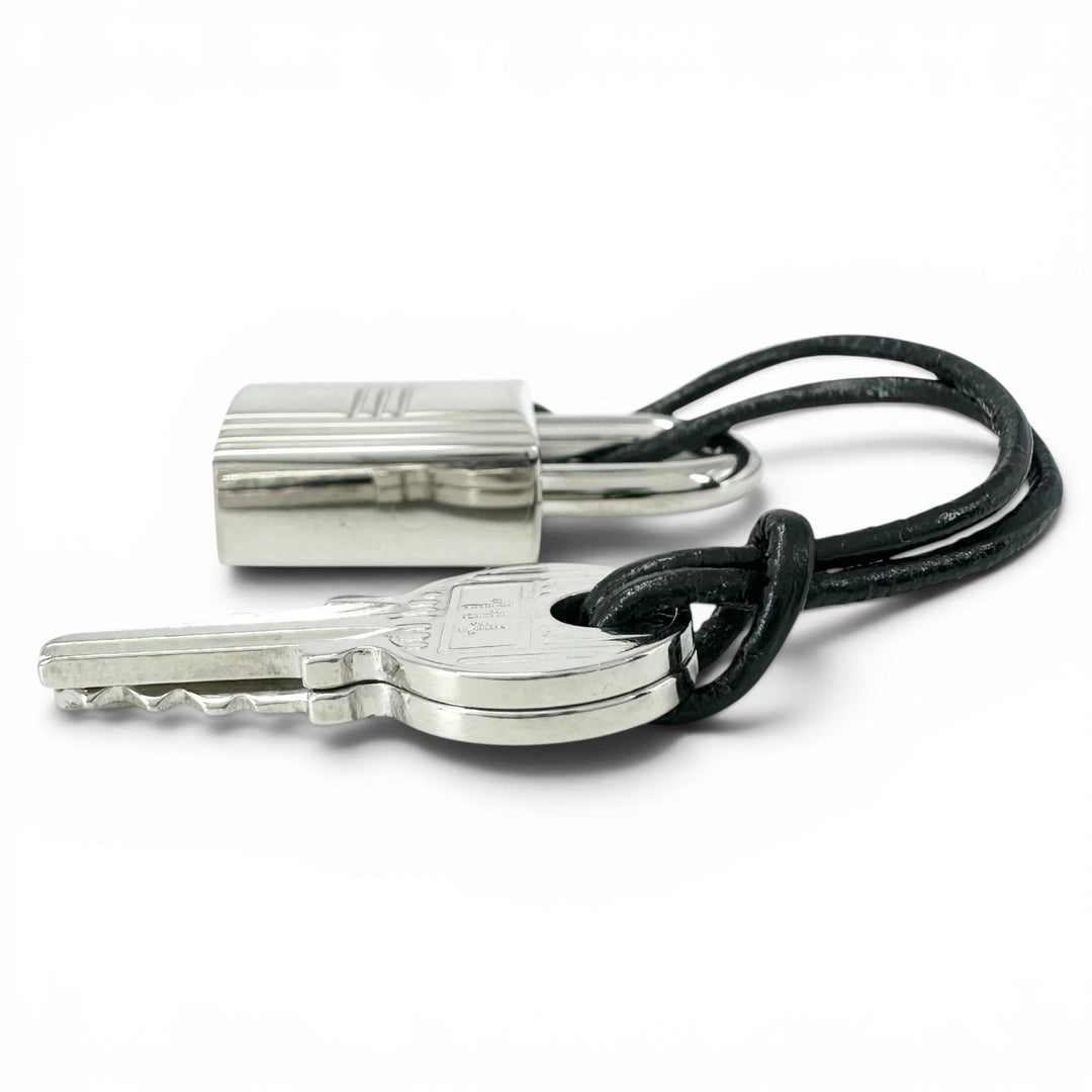 Excellent HERMES Cadena H logo engraved, set of 2 keys, number 114. Silver