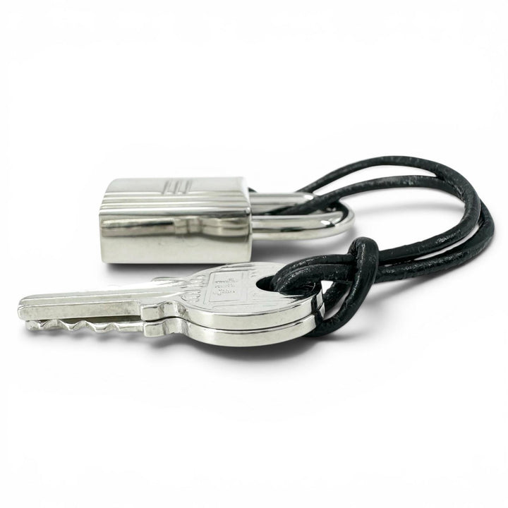 Excellent HERMES Cadena H logo engraved, set of 2 keys, number 114. Silver