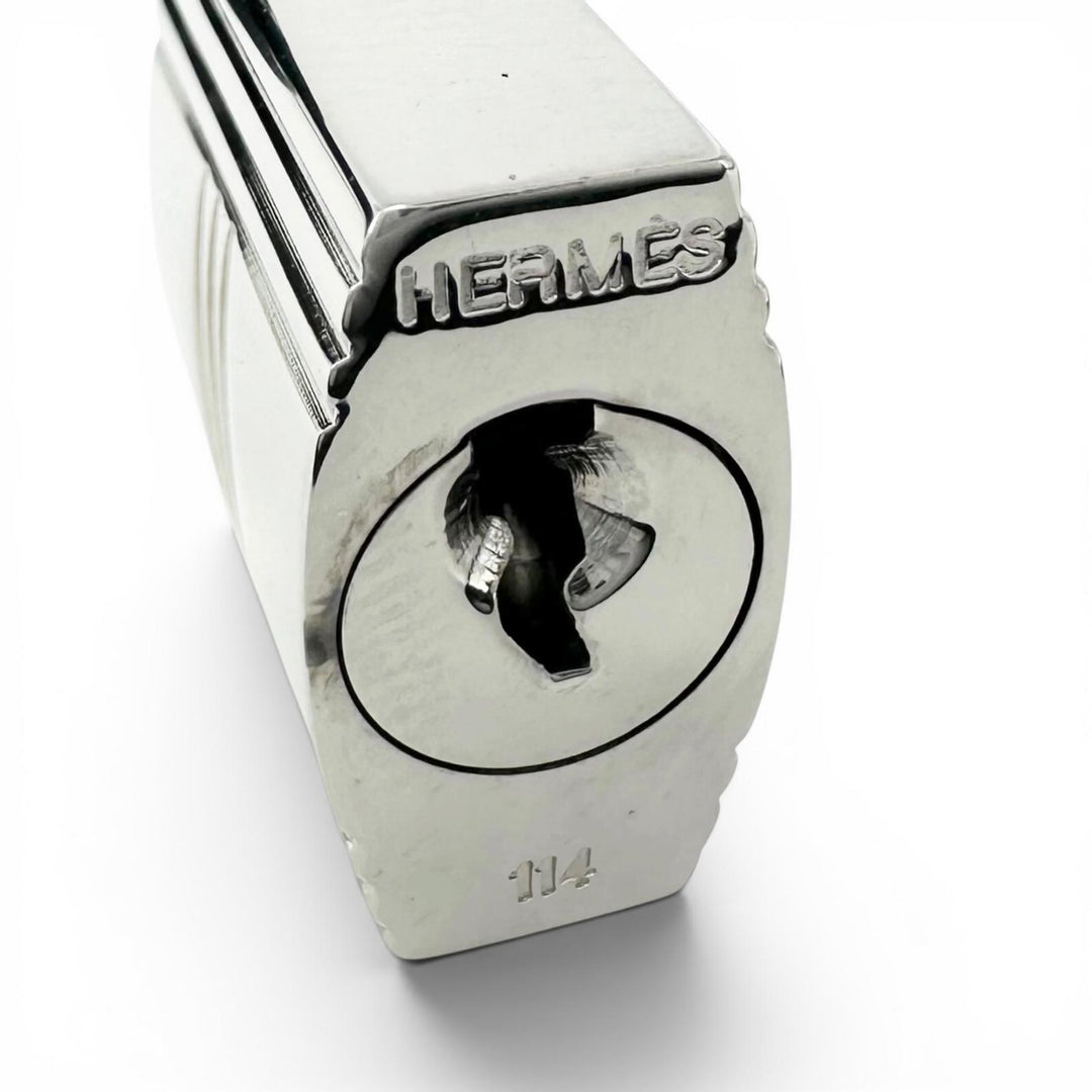 Excellent HERMES Cadena H logo engraved, set of 2 keys, number 114. Silver