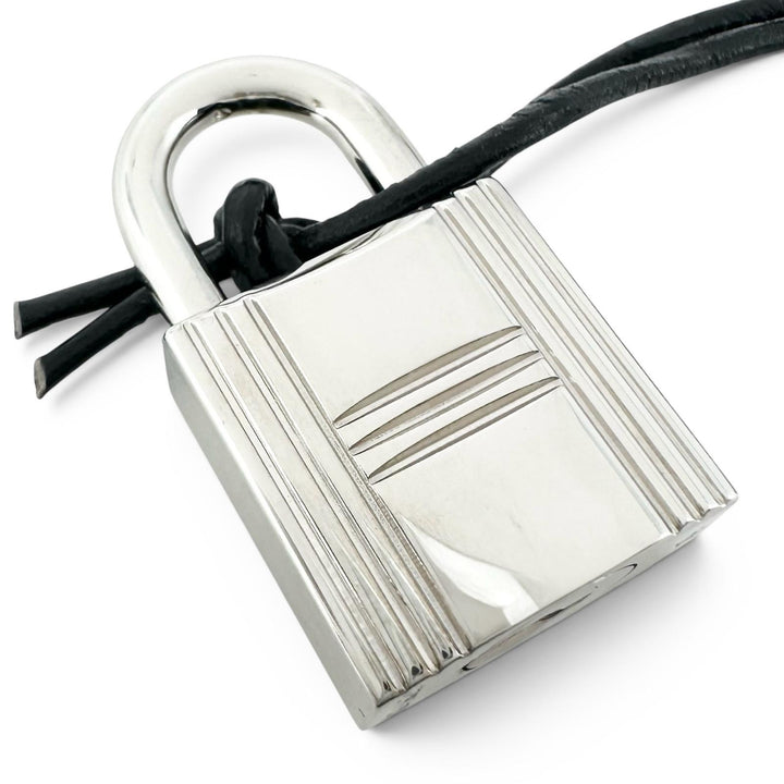 Excellent HERMES Cadena H logo engraved, set of 2 keys, number 114. Silver